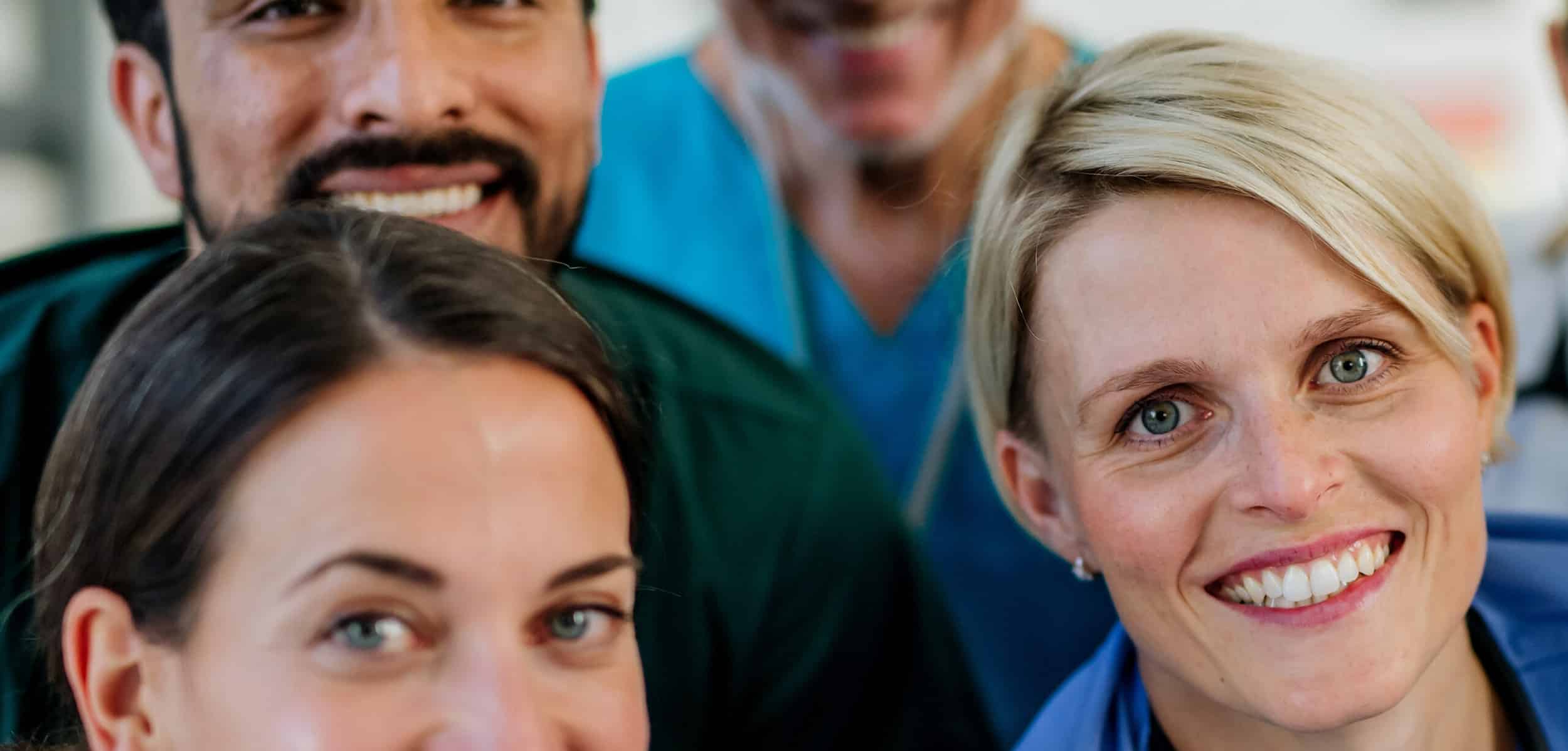 Retrato de médicos felices, enfermeras y otro personal médico en un hospital.